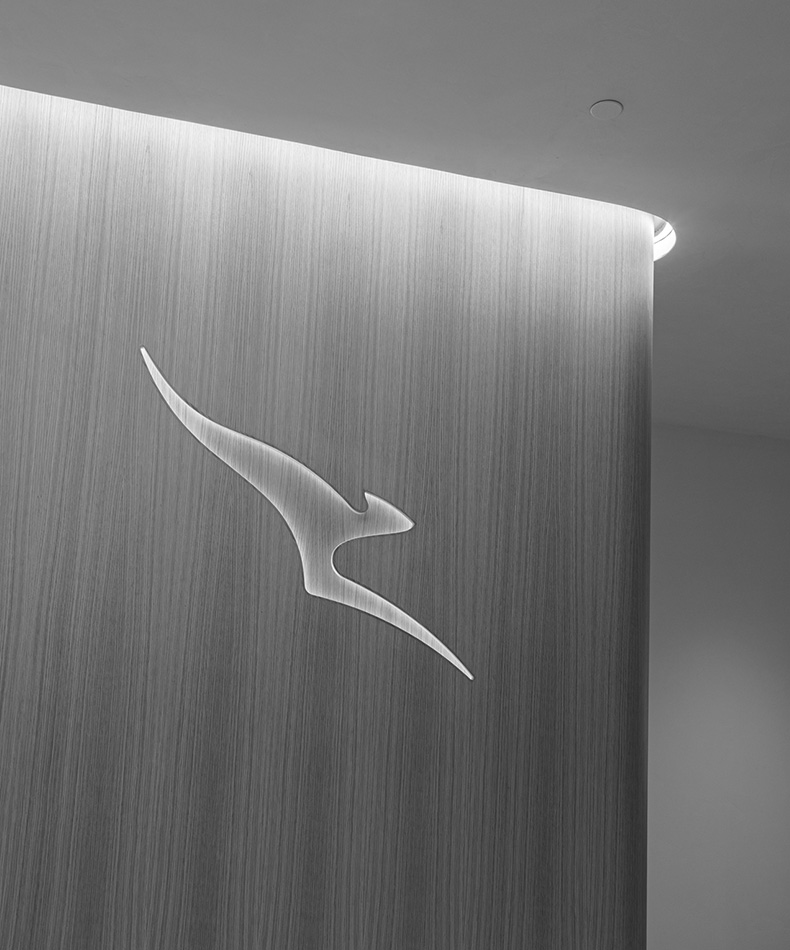 QANTAS LOUNGE - Image 4