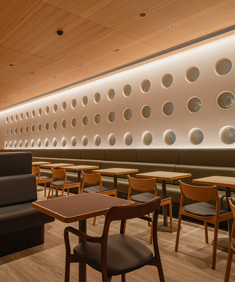 QANTAS LOUNGE - Image 5