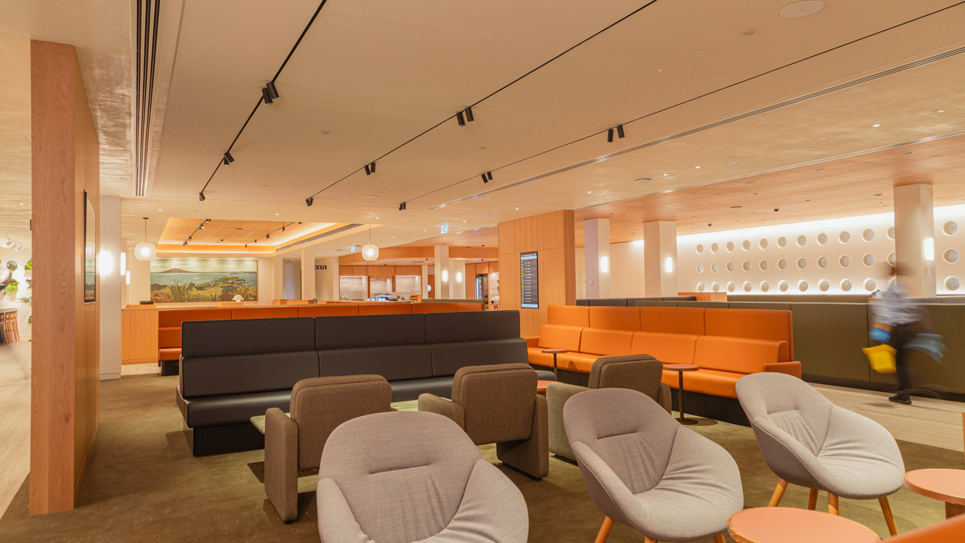 QANTAS LOUNGE - Image 6