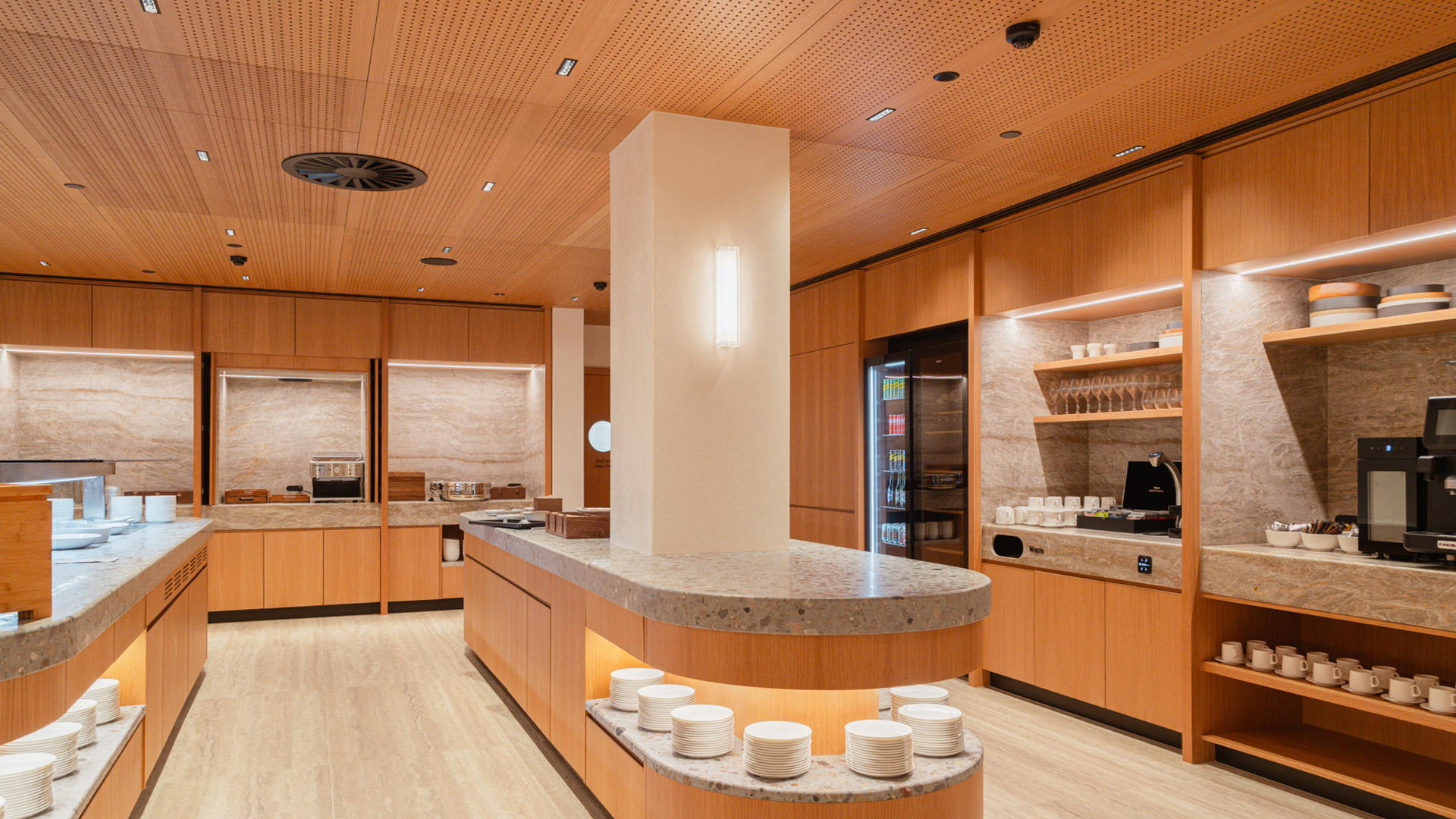 QANTAS LOUNGE - Image 7