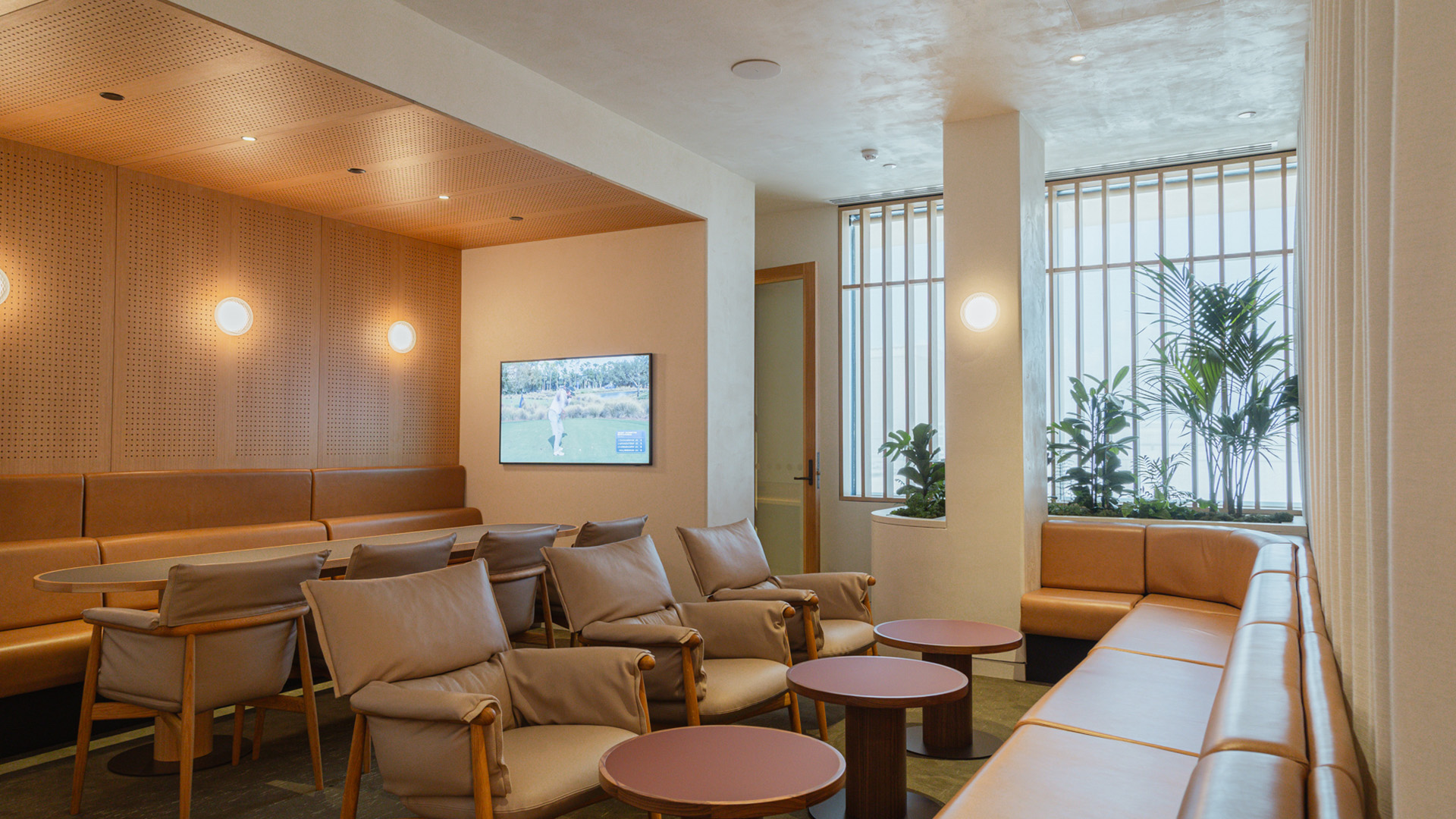 QANTAS LOUNGE - Image 8