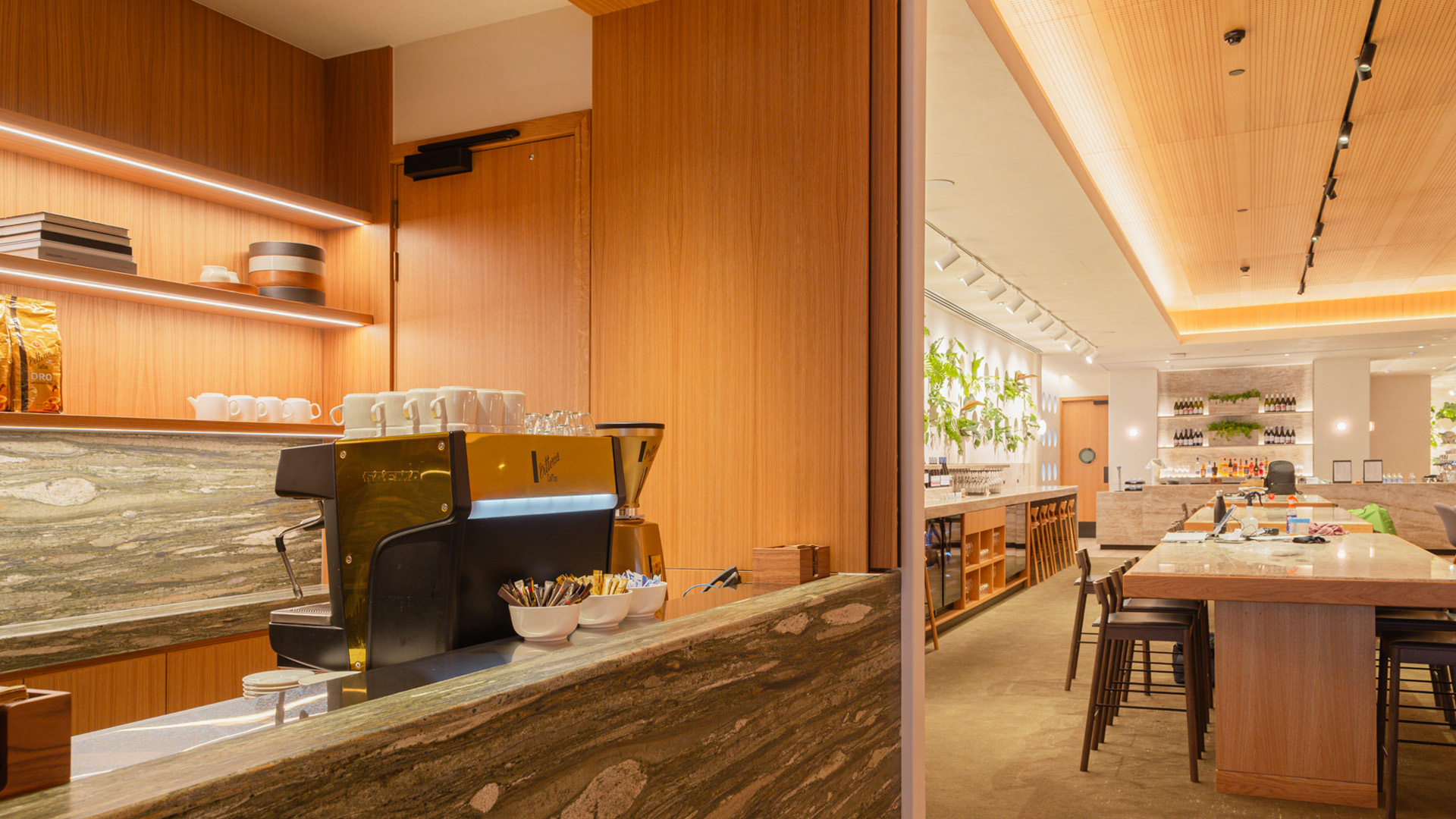 QANTAS LOUNGE - Image 9