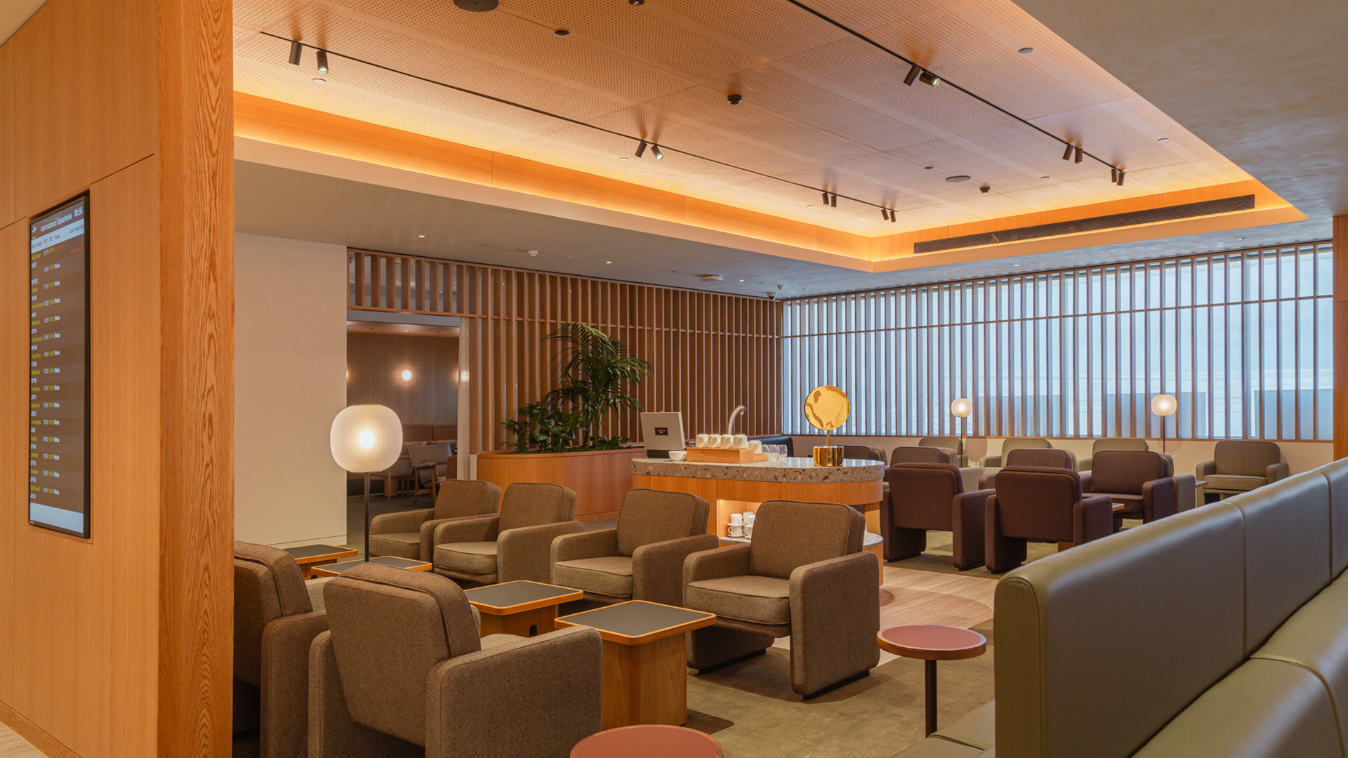 QANTAS LOUNGE - Image 10