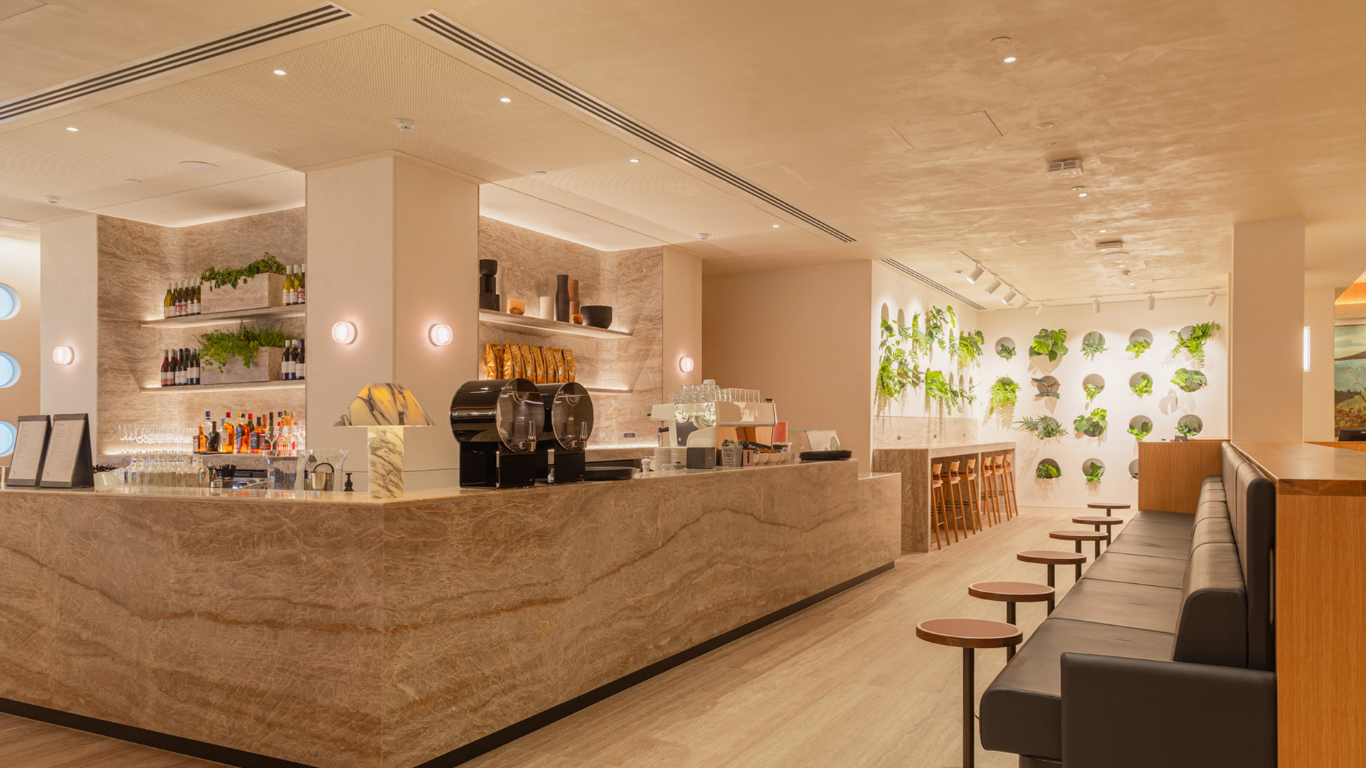 QANTAS LOUNGE - Image 11
