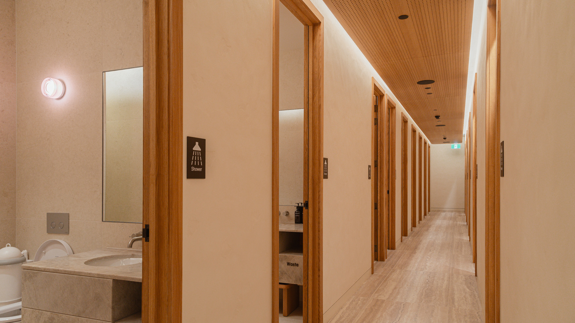 QANTAS LOUNGE - Image 12