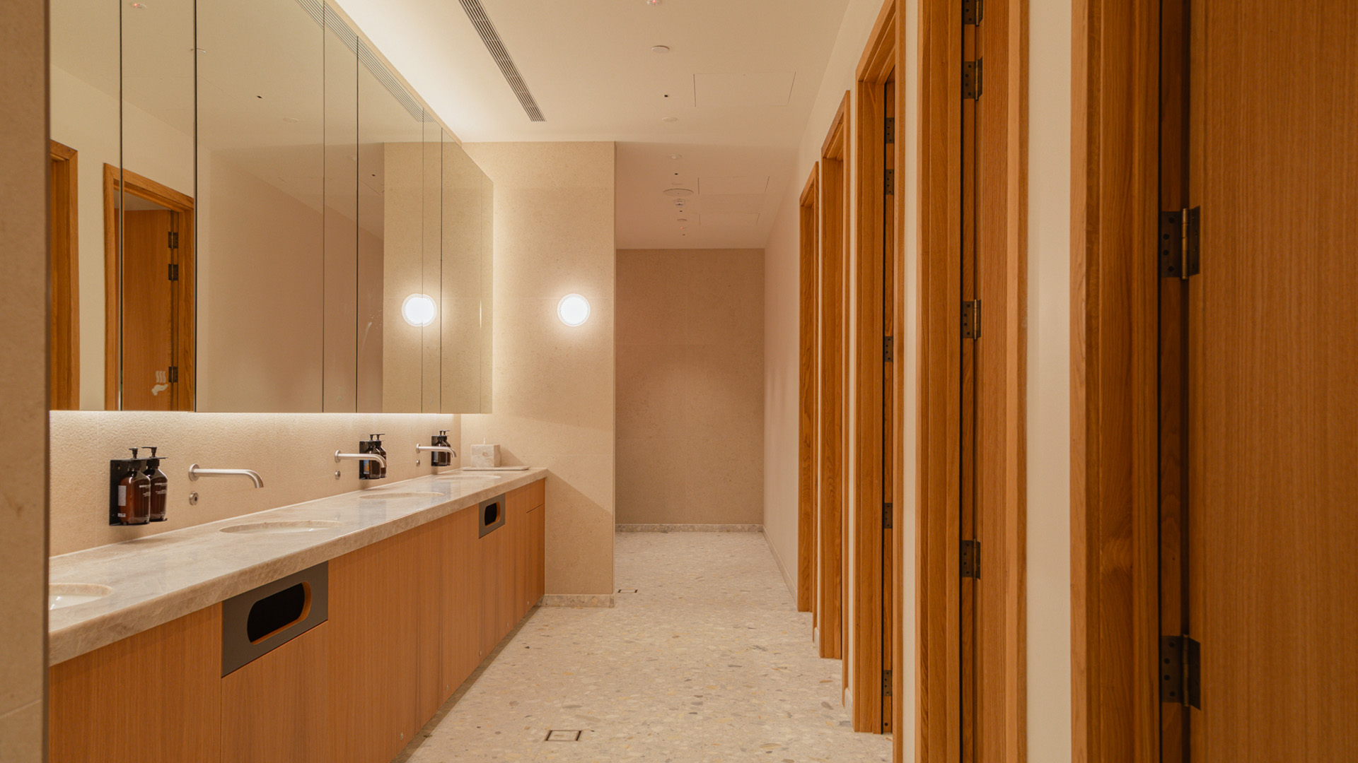 QANTAS LOUNGE - Image 13