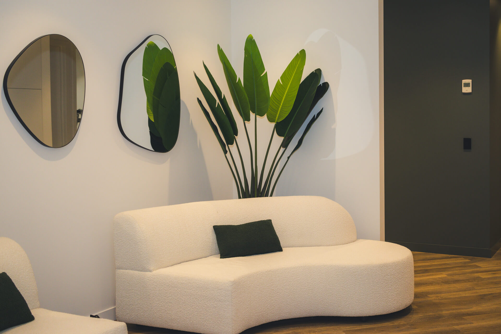 LASH ROOM - Image 5