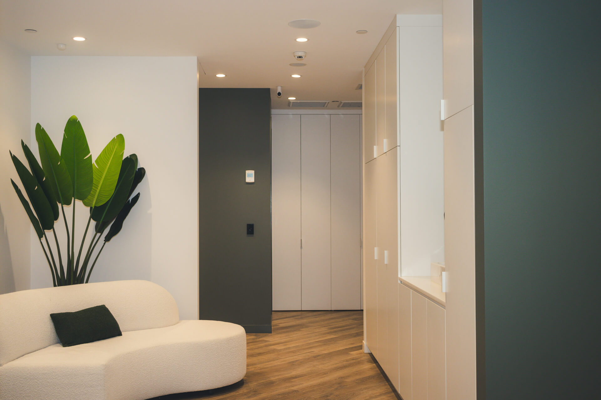 LASH ROOM - Image 9